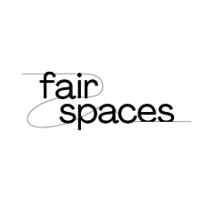 Logo mit dem Schriftzug „fair spaces“ in schwarzer, moderner Typografie und einer feinen ovalen Liniengrafik.