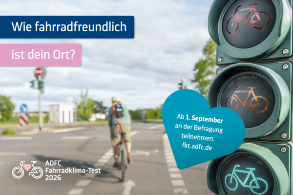 Nahaufnahme einer Fahrradampel mit drei Fahrradsymbolen. Im Hintergrund fährt eine Person mit dem Rad über eine Straße. Auf dem Bild steht: „Wie fahrradfreundlich ist dein Ort?“ und ein Hinweis zum Newsletter des Fahrradklima-Tests 2026.